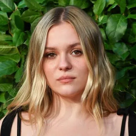 Maisy Stella portrait